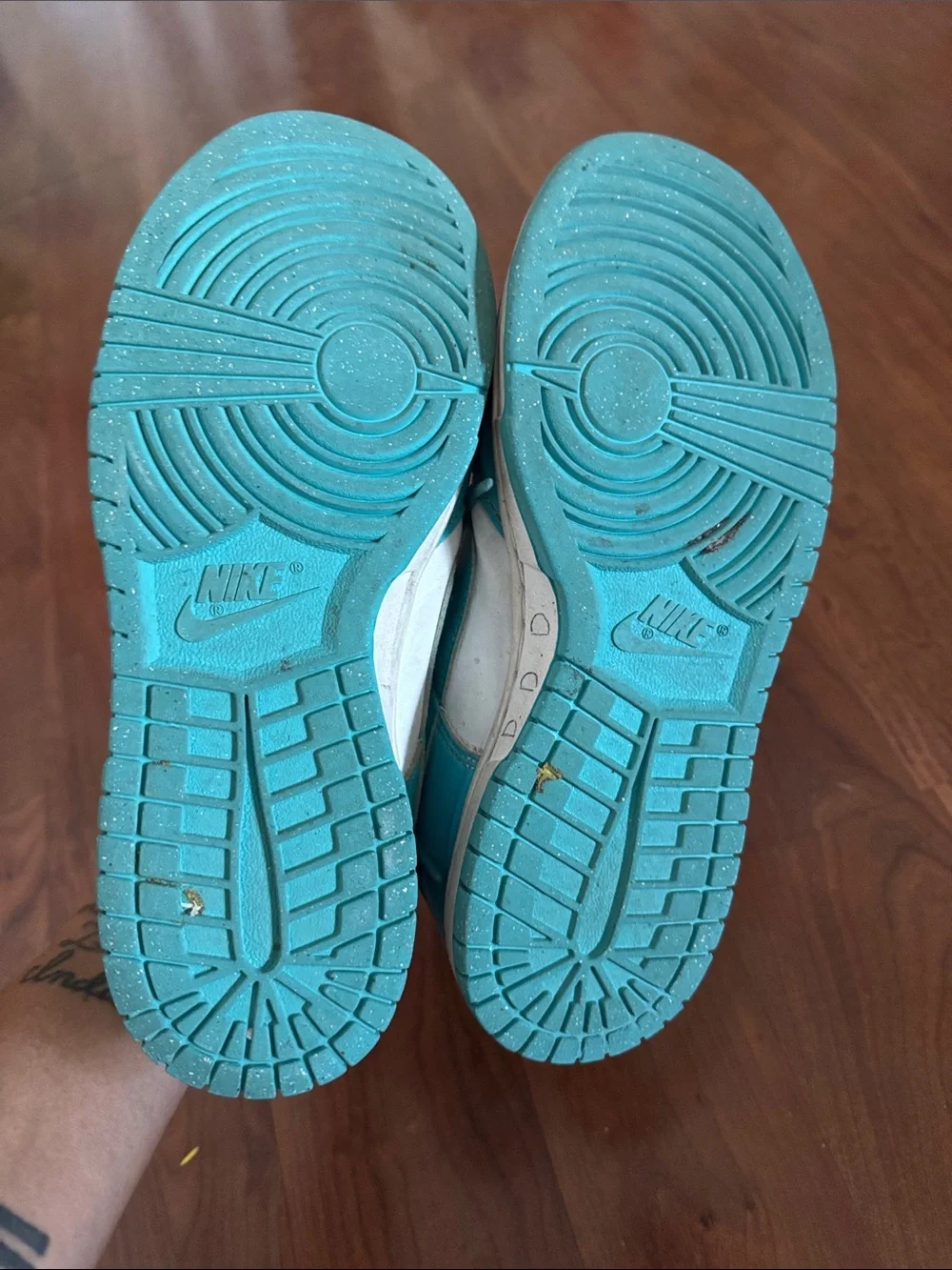 Teal and White Nikes size 7 Women’s
